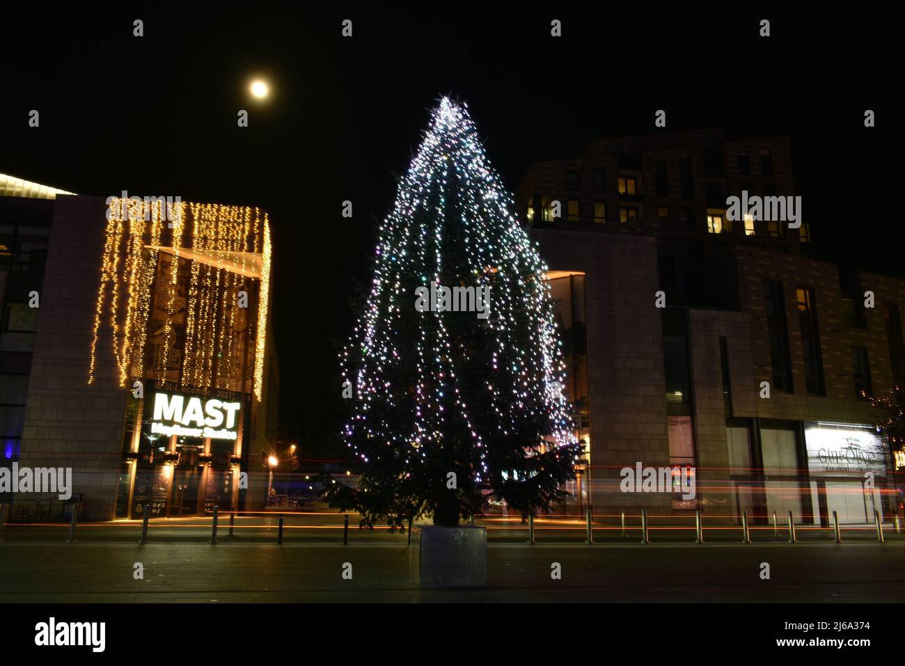 Des sentiers de lumière créés par Moving Cars dans le centre-ville de Southampton la nuit de Noël Banque D'Images