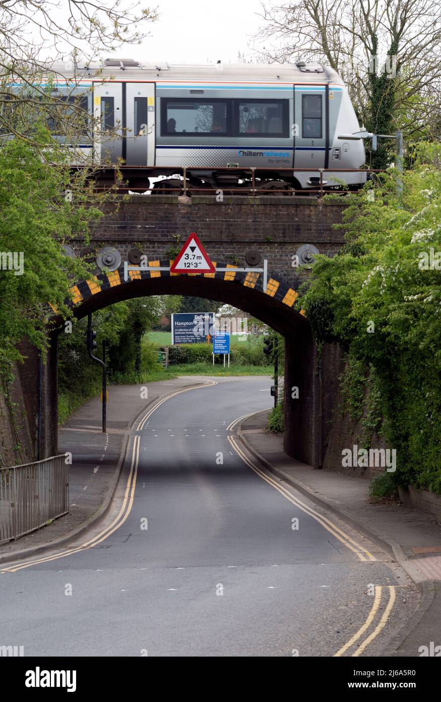 Un pont ferroviaire avec limitation de hauteur, Warwick, Royaume-Uni Banque D'Images