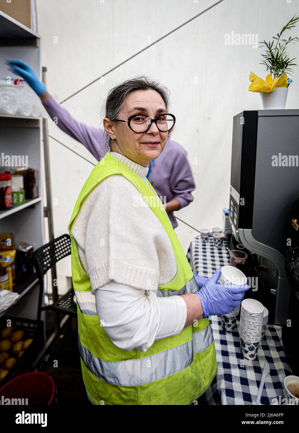 Varsovie, Pologne. 29th avril 2022. 29 avril 2022, Varsovie, Varsovie, Pologne: Sebastian, Un bénévole à Grupa Å»ywimy na ZACHOMNIM! Un collectif de Polonais et d'Ukrainiens qui dessert les réfugiés à la gare routière ouest de Varsovie. World Central Kitchen leur fournit maintenant de la nourriture et de l'équipement pour répondre à la demande. (Credit image: © Bianca Otero/ZUMA Press Wire) Credit: ZUMA Press, Inc./Alamy Live News Banque D'Images