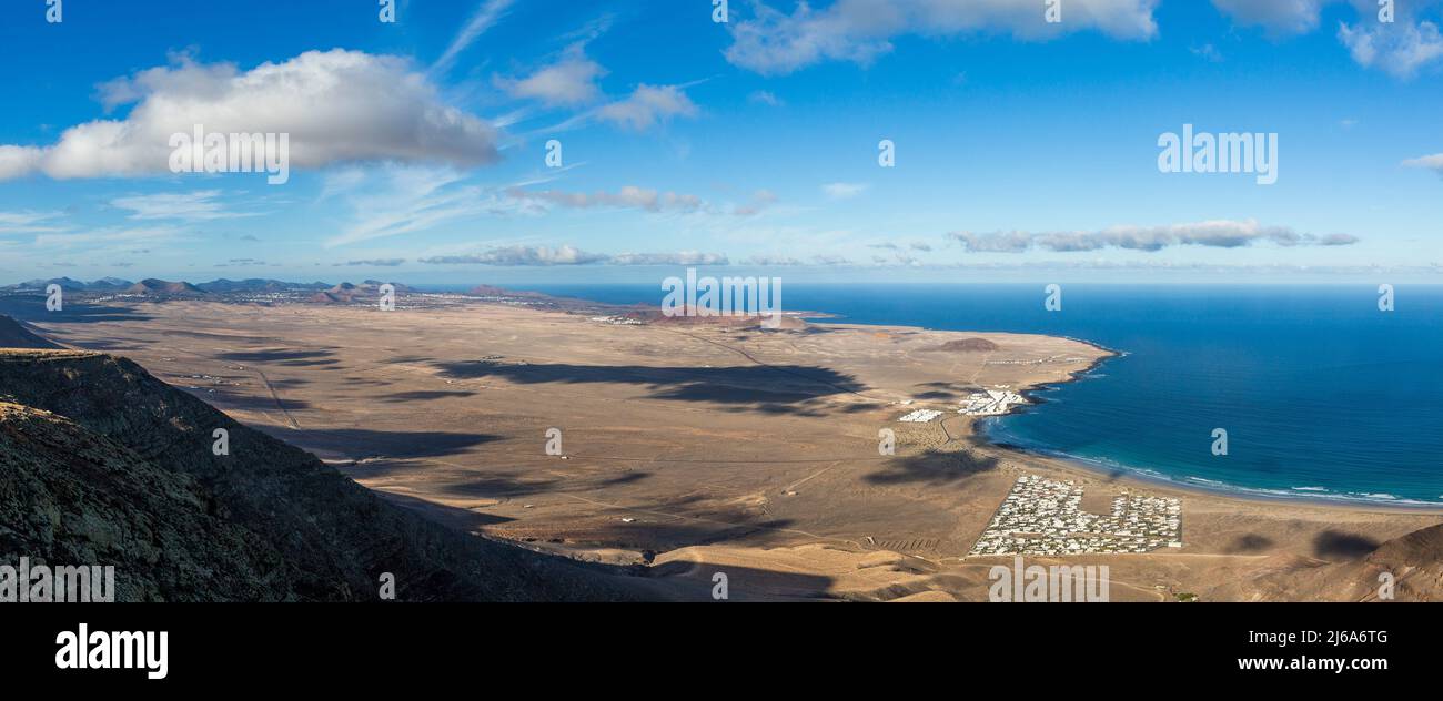 Panorama du désert d'El Jable et du village de Famara, Espagne Banque D'Images