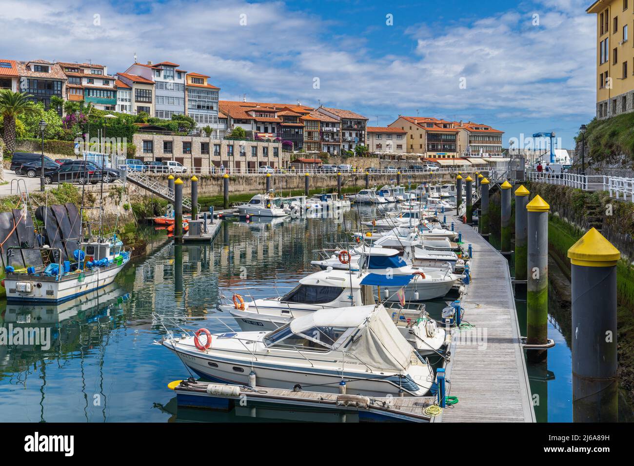 Llanes, Asturies, Espagne, 24 juillet 2021. Port de la ville de Llanes dans la mer Cantabrique, dans les Asturies. Banque D'Images