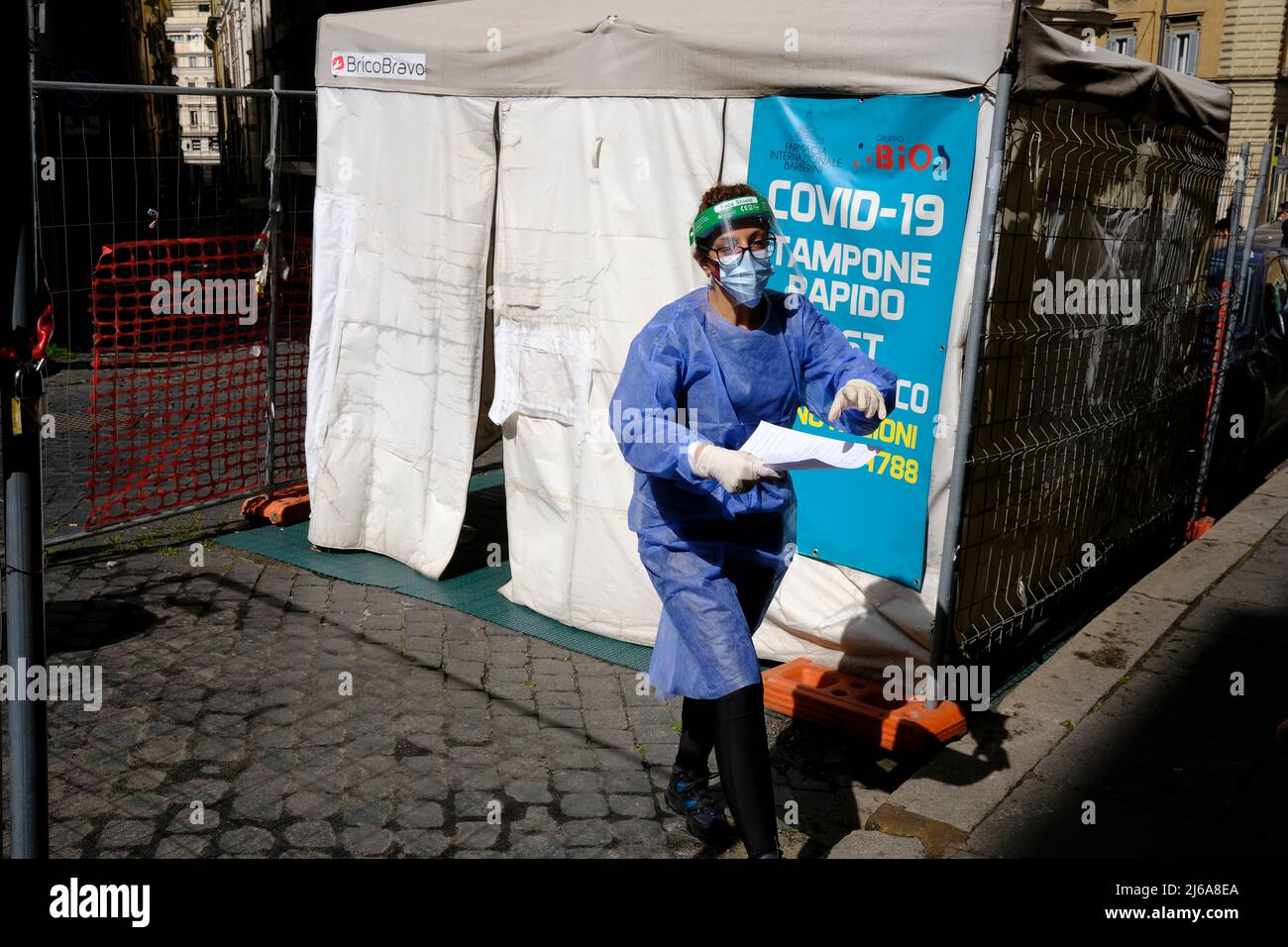 Une infirmière apporte les résultats du test Covid-19 à un voyageur en attente à Rome, en Italie Banque D'Images