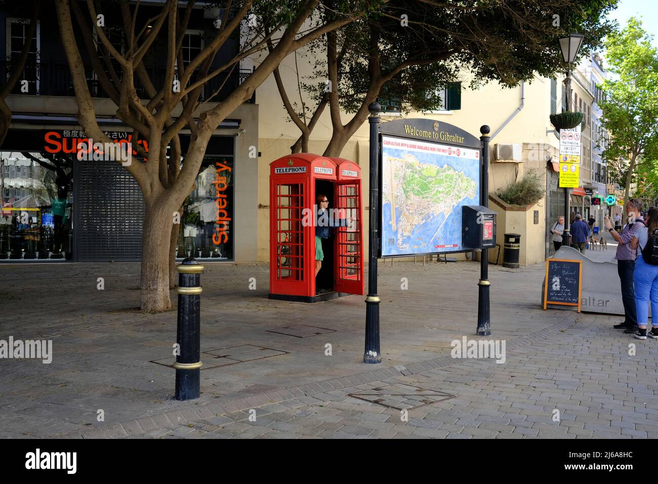 Scène de rue à Gibraltar avec un ancien stand de téléphone de temps Banque D'Images