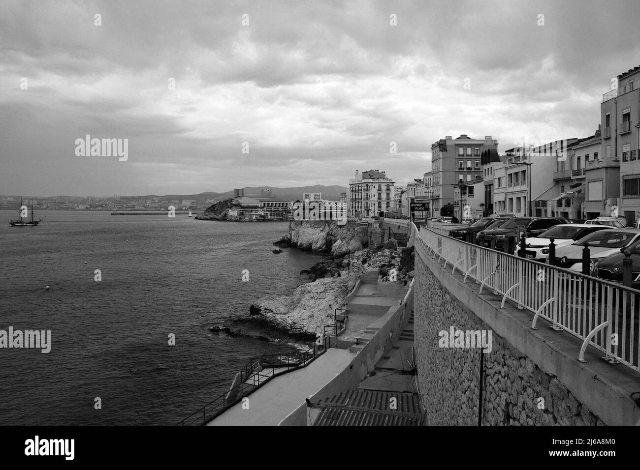 Vue sur la mer Méditerranée depuis Marseille, France en noir et blanc Banque D'Images
