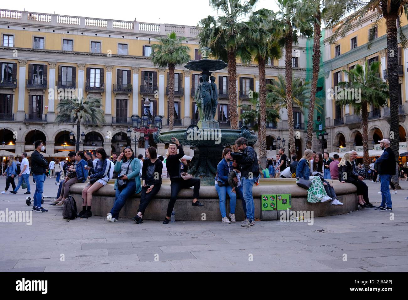 Touristes se détendant à Placa Reial au large de Las Ramblas à Barcelone, Espagne Banque D'Images