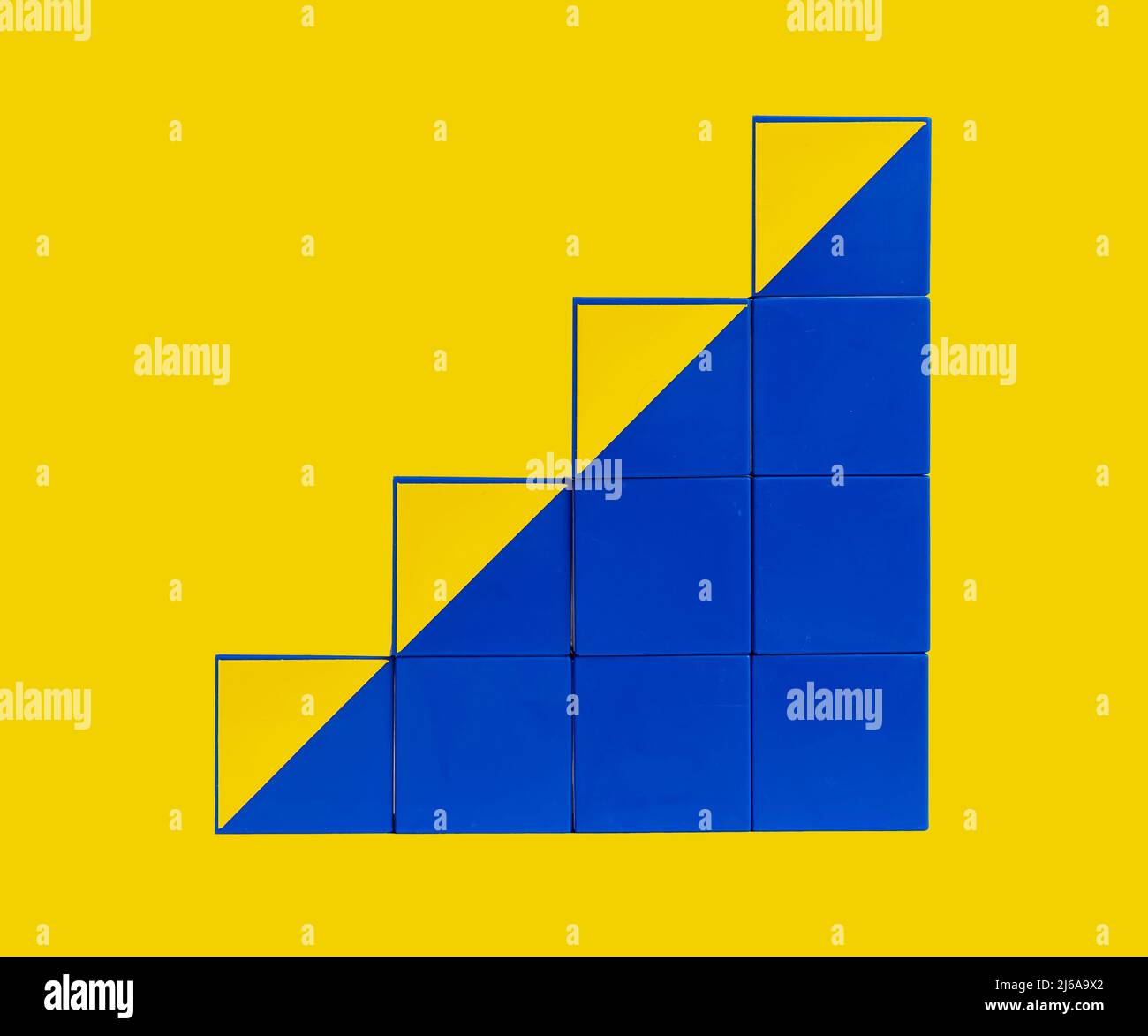 Cubes en forme d'escaliers. Développement professionnel et développement, succès et progrès. Échelle de carrière à partir de blocs jaune et bleu. Photo de haute qualité Banque D'Images