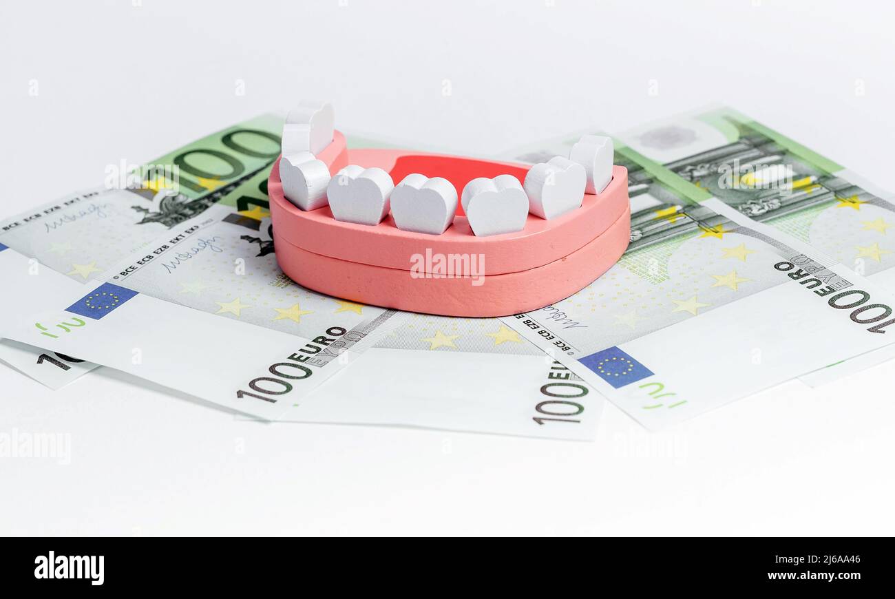 Modèle à mâchoires avec billets en euros. Concept de l'argent pour la guérison des dents. Économies financières pour les soins dentaires. Photo de haute qualité Banque D'Images