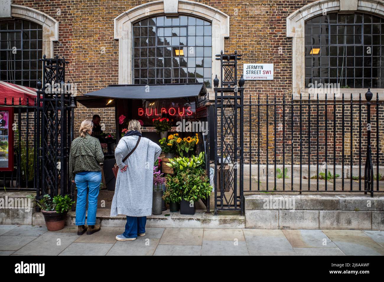 Bulbous Flowers Flower Stall sur Jermyn Street, St James London, à l'extérieur de l'église Christopher Wren St. James Piccadilly London. Est. 1996. Banque D'Images