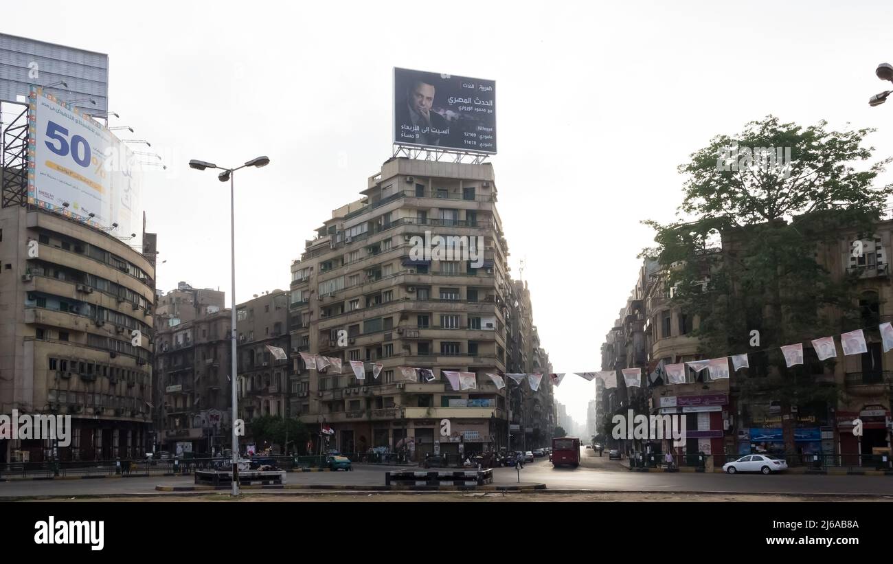 Paysage urbain du centre-ville à la place Tahrir (place de la libération), également connue sous le nom de place Martyr, une grande place publique du centre-ville du Caire Banque D'Images