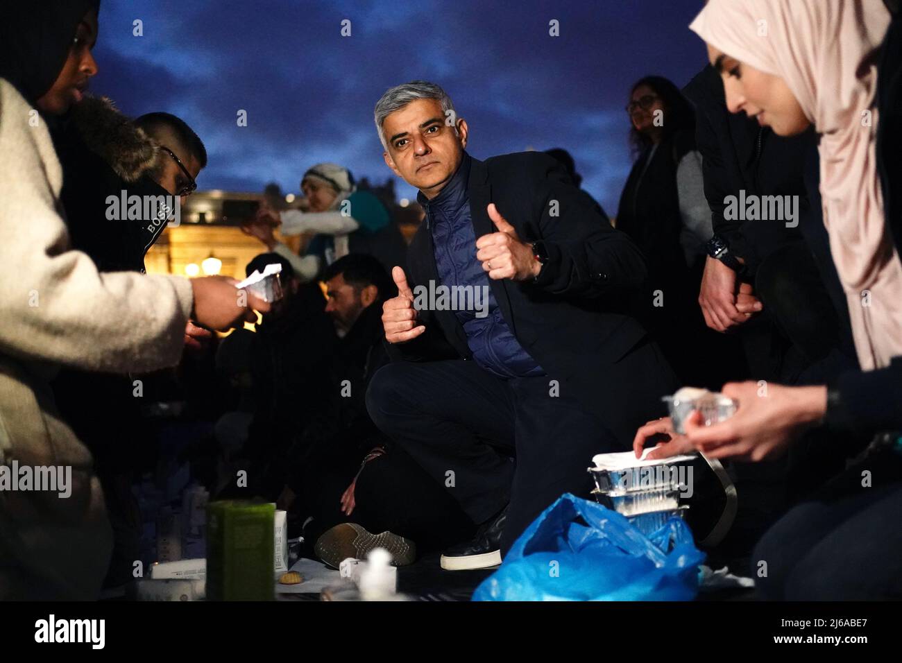 Maire de Londres Sadiq Khan (au centre) lors d'un Iftar ouvert pour marquer la dernière semaine du Ramadan, organisé par le projet de tente du Ramadan, pour rassembler des personnes de toutes les communautés pour partager un Iftar (repas du soir) pour se rompre rapidement pendant le mois Saint islamique du Ramadan, à Trafalgar Square, Dans le centre de Londres. Date de la photo: Vendredi 29 avril 2022. Banque D'Images