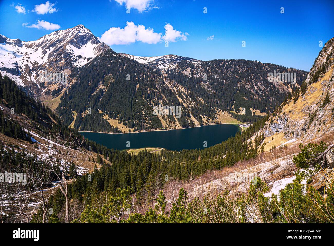 Vilsalpsee au printemps avec des montagnes en arrière-plan Tannheimer Tal Autriche Banque D'Images