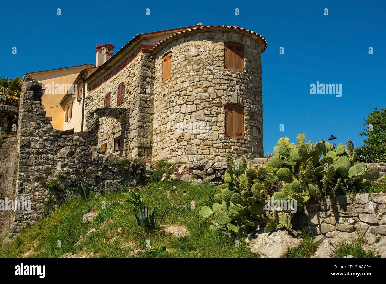 Bâtiments résidentiels dans le village médiéval historique de Hum en Istrie, dans l'ouest de la Croatie, souvent appelé la plus petite ville du monde Banque D'Images