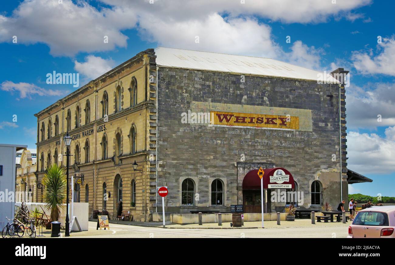 Oamaru, Nouvelle-Zélande - décembre 9. 2013: Vue sur la laine historique et le bâtiment de pierre d'entrepôt de grain (concentration sur le centre de la maison avant) Banque D'Images