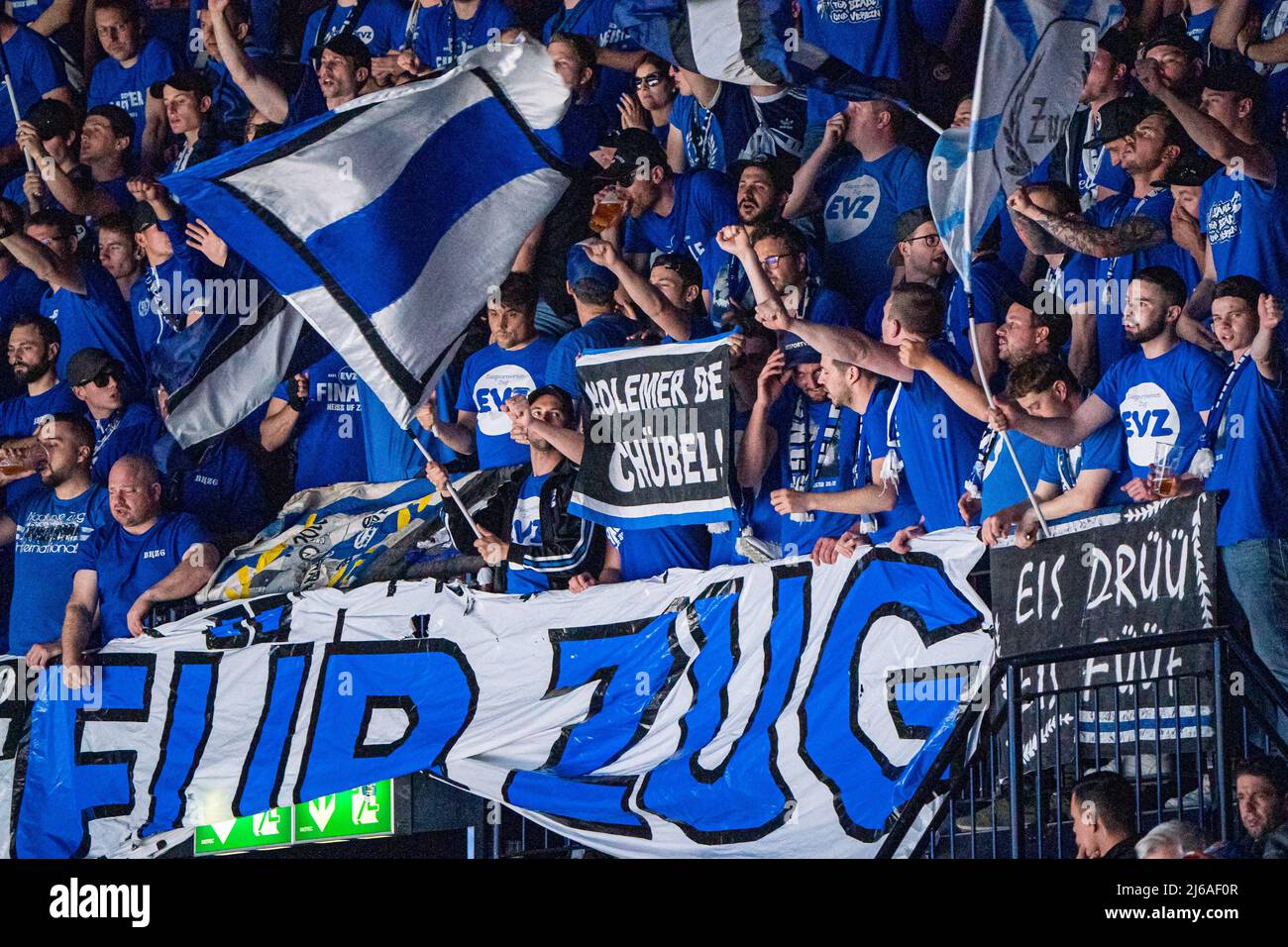 Les fans de Zug applaudissent leurs joueurs lors de la finale de hockey sur glace de la Ligue nationale six entre les Lions de ZSC et EV Zug à Hallenstadion à Zurich, Allemagne, le 29 avril 2022. (Photo de Philipp Hegglin/Just Pictures/Sipa USA) Banque D'Images