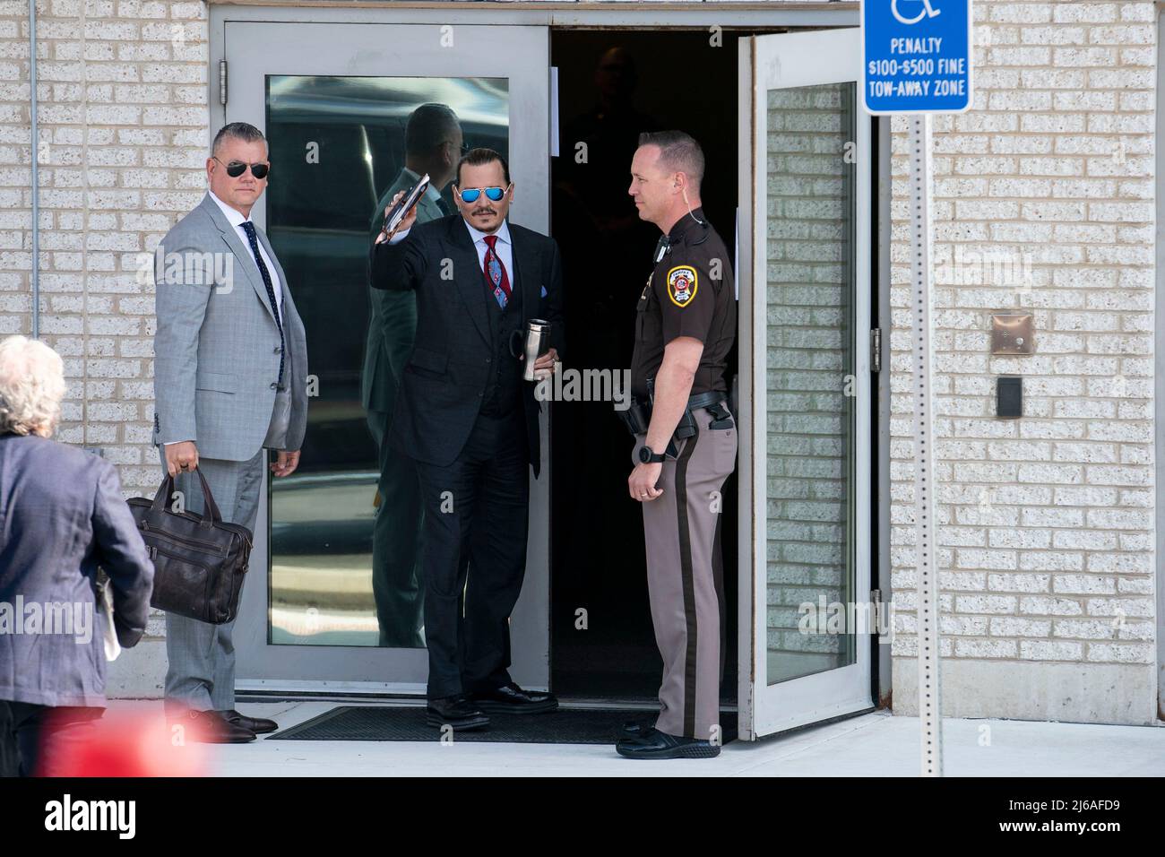 Johnny Depp se fait entendre à ses fans à son arrivée au palais de justice du comté de Fairfax pour l'affaire de diffamation contre l'ex-épouse Amber entendue, à Fairfax, V.A., le mercredi 27 avril, 2022. Credit: Sarah Silbiger / CNP/Sipa USA (RESTRICTION: PAS de journaux ou journaux New York ou New Jersey dans un rayon de 75 miles de New York City) Banque D'Images