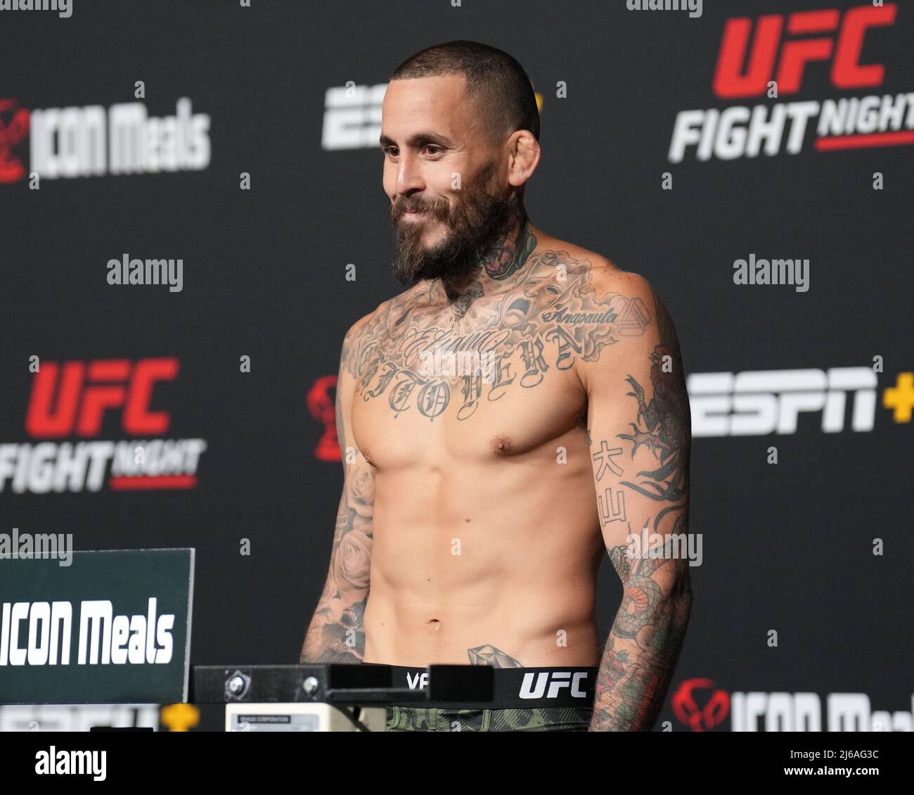 Las Vegas, États-Unis. 29th avril 2022. LAS VEGAS, NV - avril 29: Marlon Vera se met sur la balance pour le poids officiel à l'UFC Apex pour la nuit de combat UFC - police contre Vera le 29 avril 2022 à LAS VEGAS, États-Unis. (Photo de Louis Grasse/PxImages) crédit: PX Images/Alamy Live News Banque D'Images