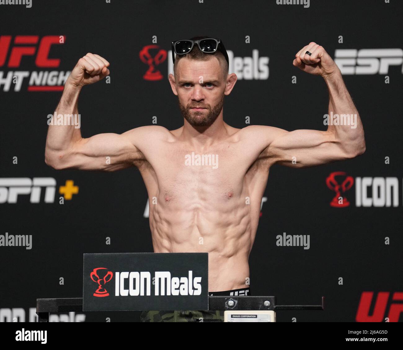 Las Vegas, États-Unis. 29th avril 2022. LAS VEGAS, NV - avril 29 : Tristan Connelly se met sur la balance pour le poids officiel à l'UFC Apex pour la nuit de combat UFC - font vs Vera le 29 avril 2022 à LAS VEGAS, États-Unis. (Photo de Louis Grasse/PxImages) crédit: PX Images/Alamy Live News Banque D'Images