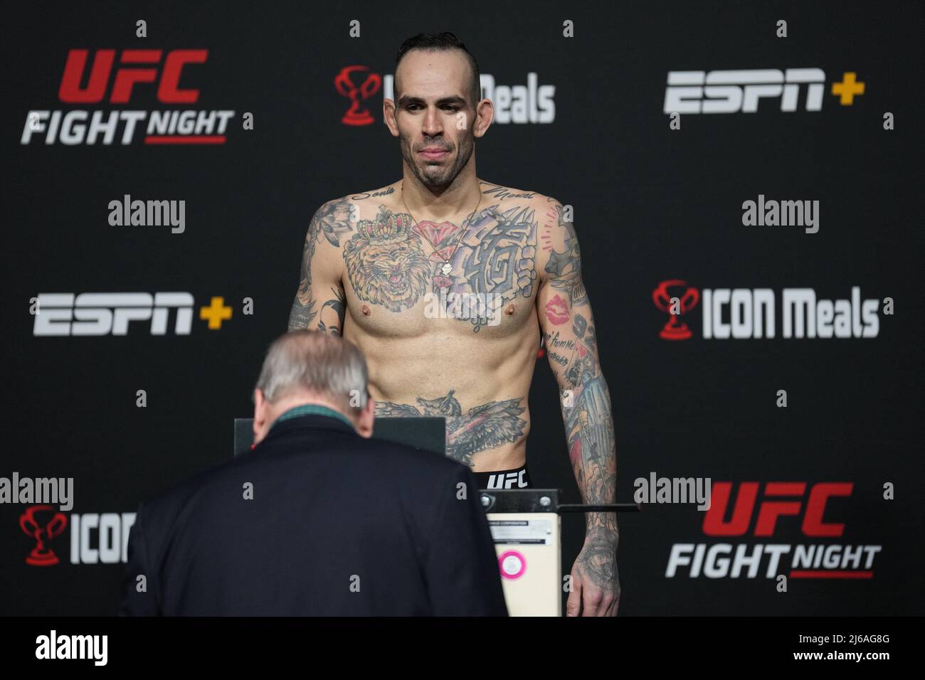 Las Vegas, États-Unis. 29th avril 2022. LAS VEGAS, NV - avril 29: Yohan Lainesse se met sur la balance pour le poids officiel à l'UFC Apex pour la nuit de combat UFC - font vs Vera le 29 avril 2022 à LAS VEGAS, États-Unis. (Photo de Louis Grasse/PxImages) crédit: PX Images/Alamy Live News Banque D'Images