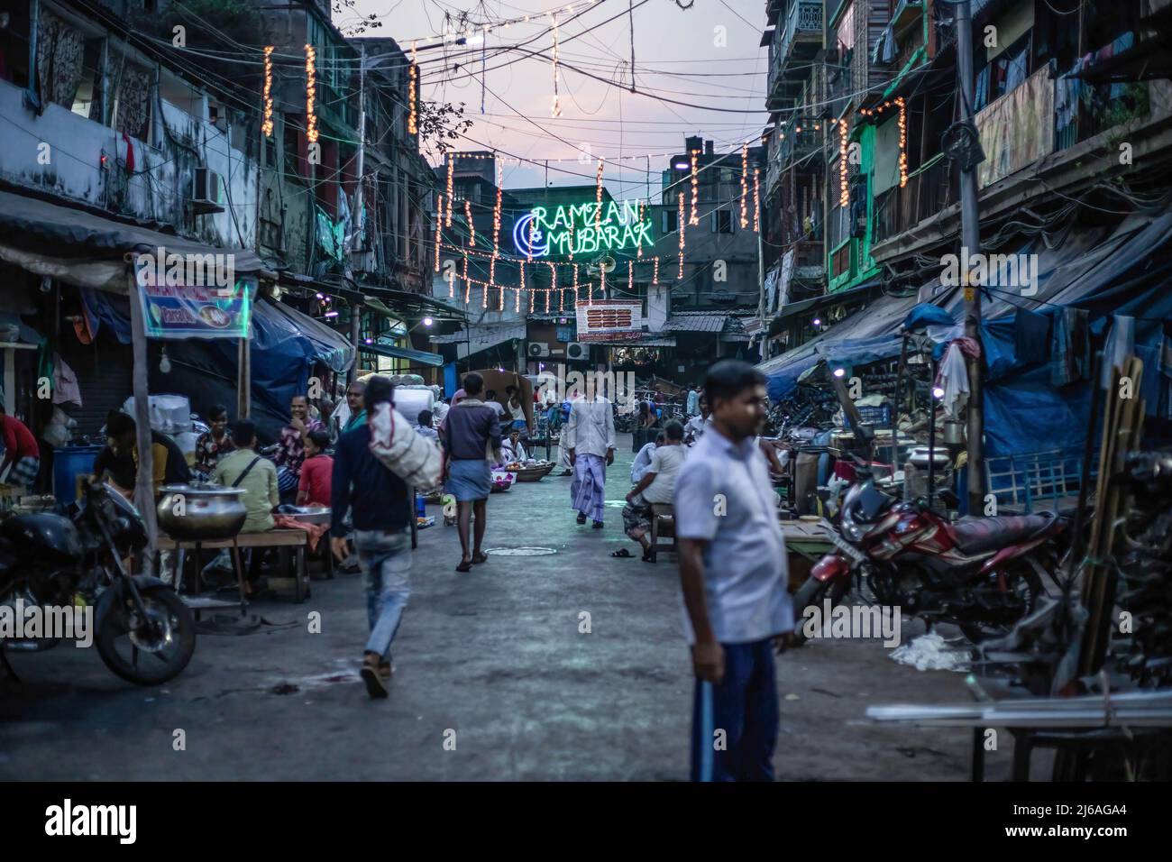 Une citation de 'Ramzan Mubarak' brille dans une rue pendant le mois d'observation du Ramadan. (Photo de JIT Chattopadhyay / SOPA Images / Sipa USA) Banque D'Images