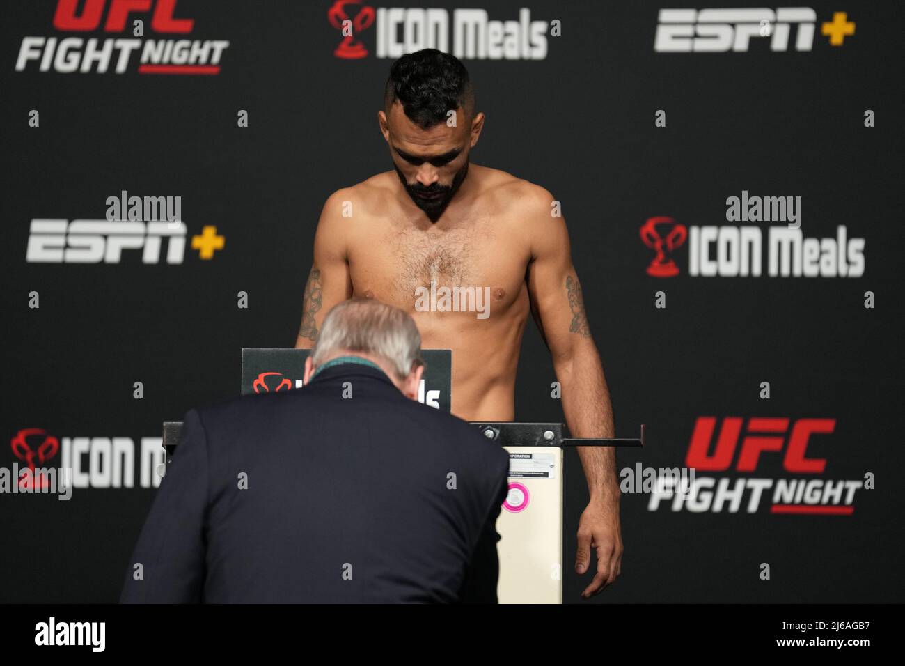 Las Vegas, États-Unis. 29th avril 2022. LAS VEGAS, NV - avril 29 : Rob font se met sur la balance pour le poids officiel à l'UFC Apex pour la nuit de combat UFC - font vs Vera le 29 avril 2022 à LAS VEGAS, États-Unis. (Photo de Louis Grasse/PxImages) crédit: PX Images/Alamy Live News Banque D'Images