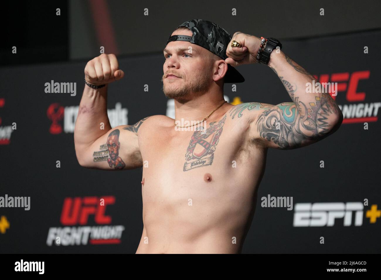 Las Vegas, États-Unis. 29th avril 2022. LAS VEGAS, NV - avril 29 : Chase Sherman se met sur la balance pour le poids officiel à l'UFC Apex pour la nuit de combat UFC - police contre Vera le 29 avril 2022 à LAS VEGAS, États-Unis. (Photo de Louis Grasse/PxImages) crédit: PX Images/Alamy Live News Banque D'Images