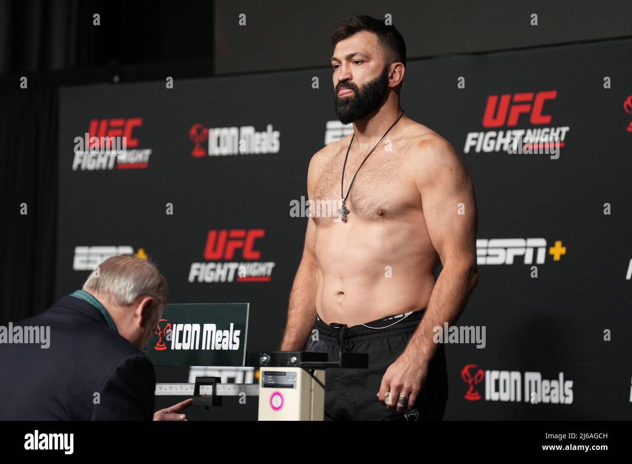 Las Vegas, États-Unis. 29th avril 2022. LAS VEGAS, NV - avril 29: Andrei Arlovski marche sur la balance pour le poids officiel à l'UFC Apex pour la nuit de combat UFC - font vs Vera le 29 avril 2022 à LAS VEGAS, Etats-Unis. (Photo de Louis Grasse/PxImages) crédit: PX Images/Alamy Live News Banque D'Images