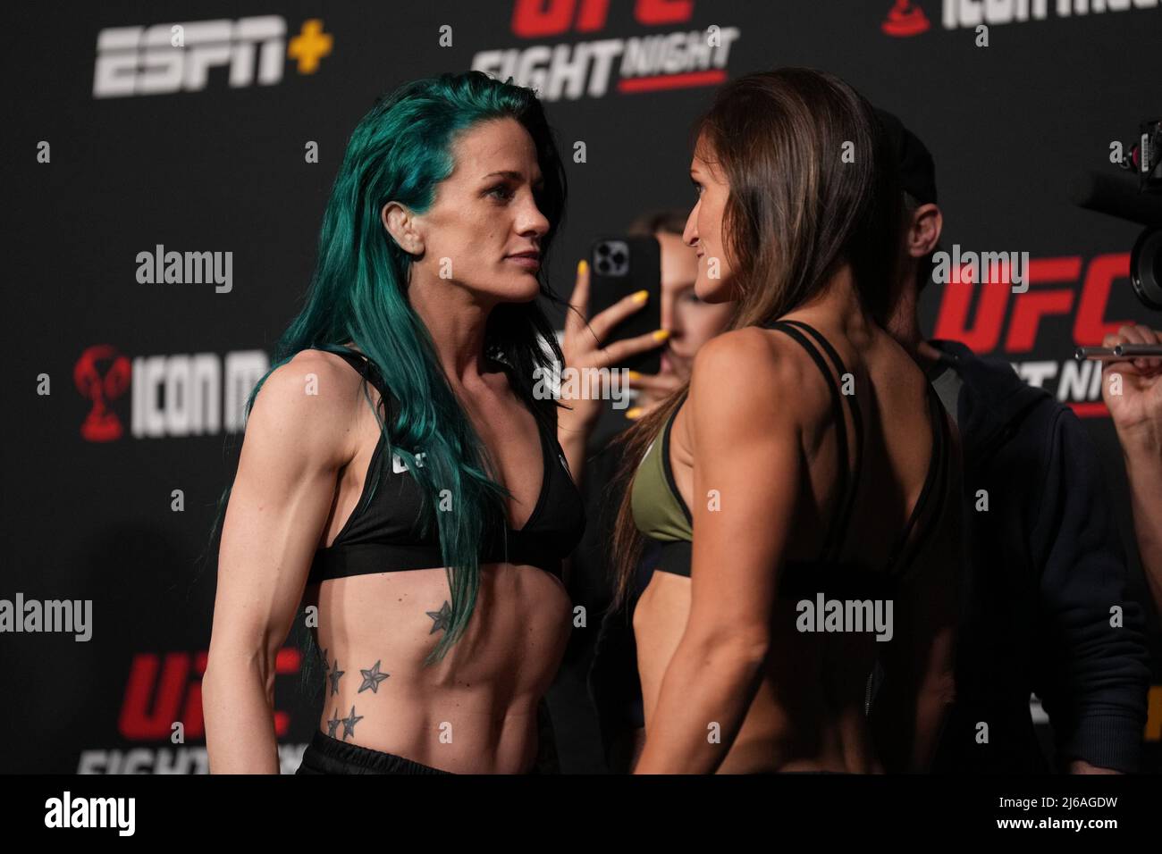 Las Vegas, États-Unis. 29th avril 2022. LAS VEGAS, NV - avril 29 : Gina Mazany (L) et Shanna Young (R) face-off à la suite de la pesée officielle à l'UFC Apex pour UFC Fight Night - font vs Vera - face-off le 29 avril 2022 à LAS VEGAS, États-Unis. (Photo de Louis Grasse/PxImages) crédit: PX Images/Alamy Live News Banque D'Images