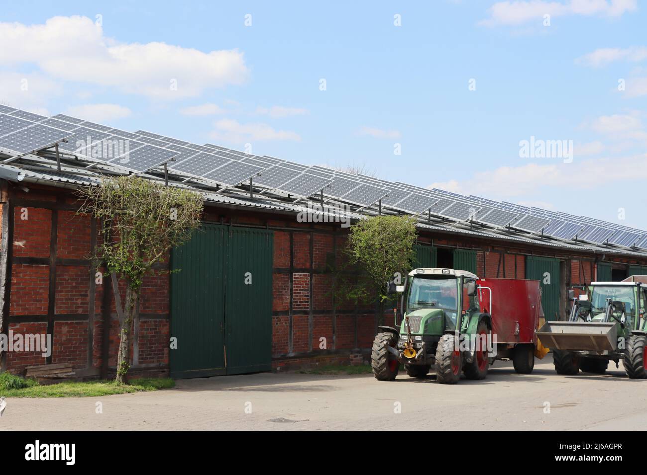 Photovoltaik-Anlage auf einer landwirtschaftlichen Lagerhalle, Niedersachsen, Deutschland,Oetzen-Stöcken Banque D'Images