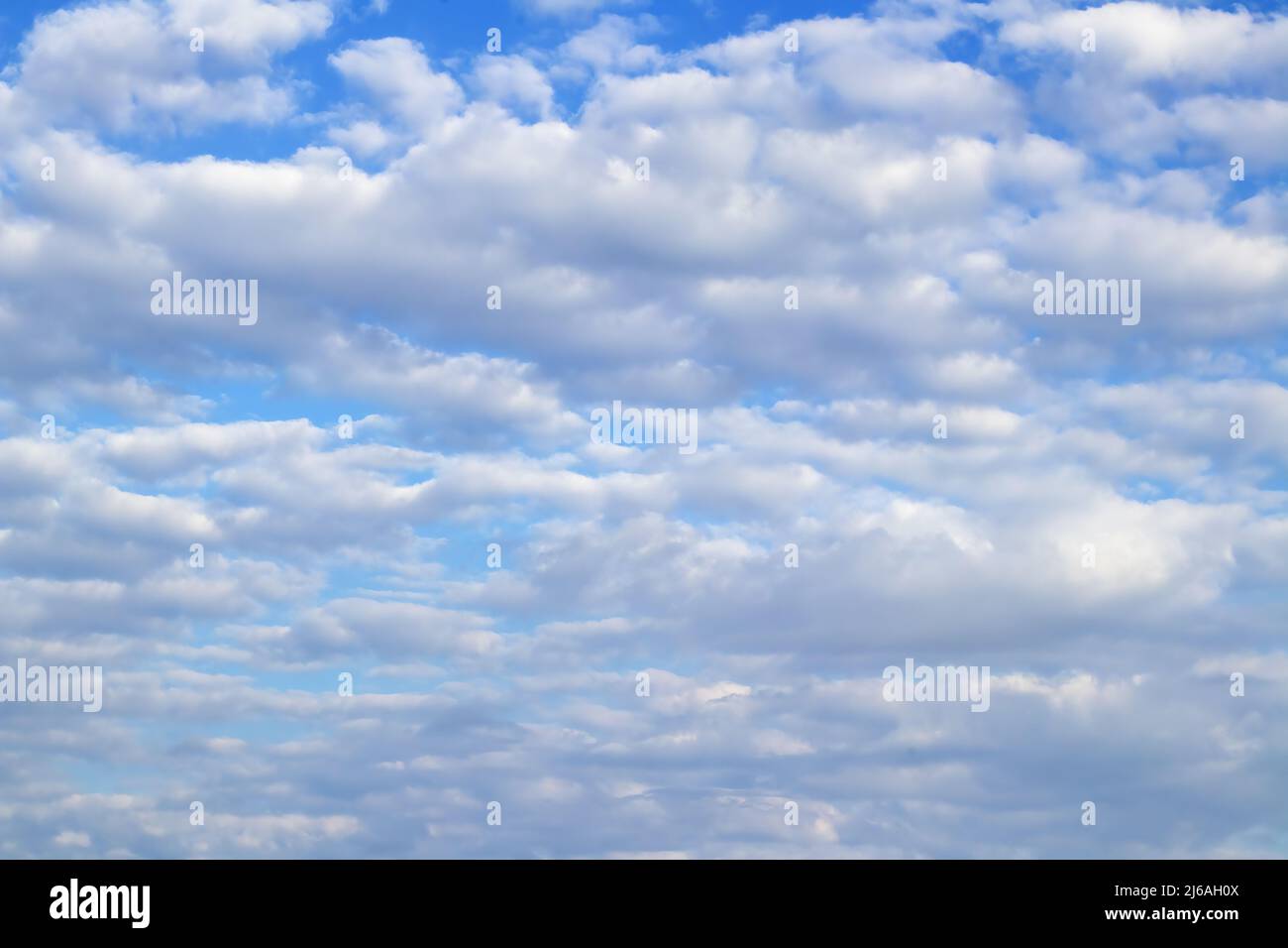 Nuages blancs dans le ciel bleu. Journée pleine de nuageux. Banque D'Images