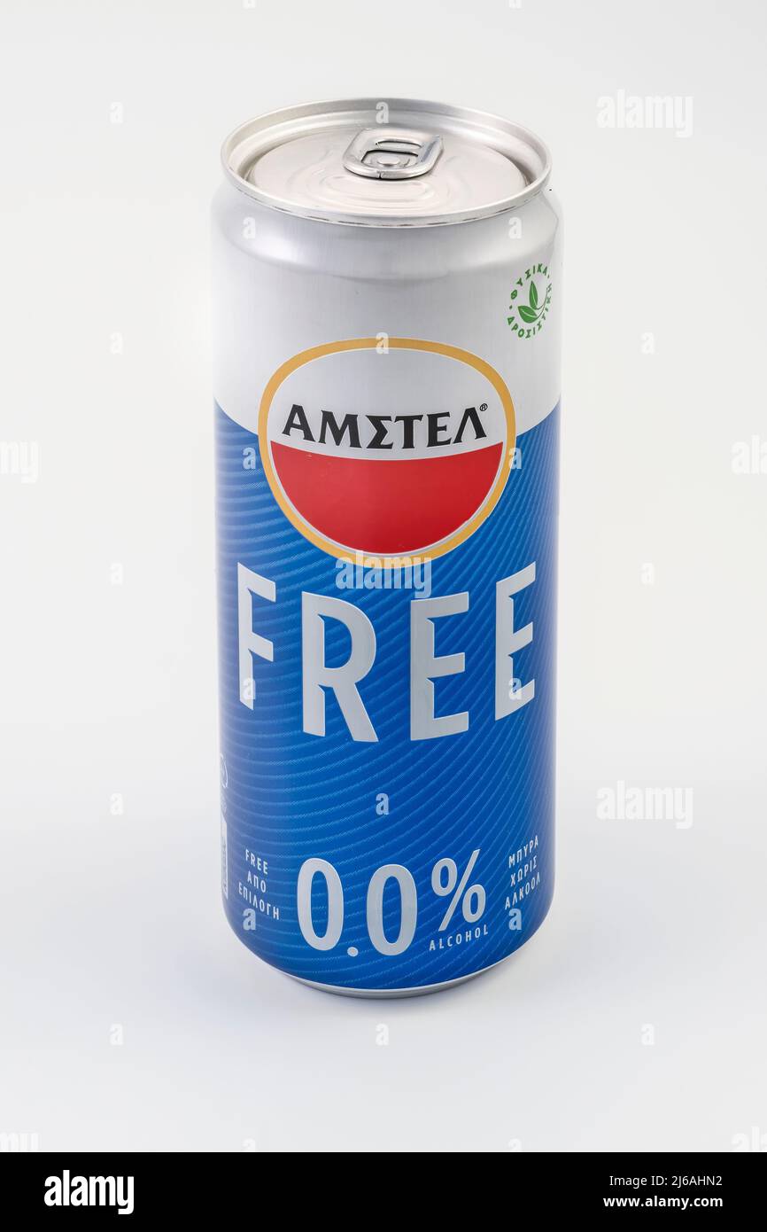 Bière grecque sans alcool Amstel Free avec nom et logo hellénique sur une boîte de 330 ml sur fond blanc. Banque D'Images