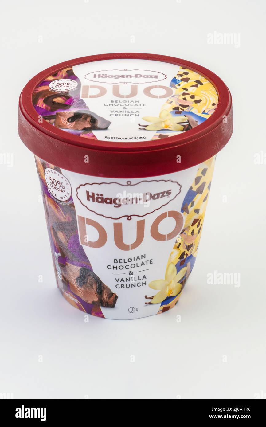 Crème glacée Haagen-Dazs Duo avec logo sur fond blanc. Emballage en carton pour desserts surgelés aux saveurs de chocolat belge et de vanille Crunch. Banque D'Images