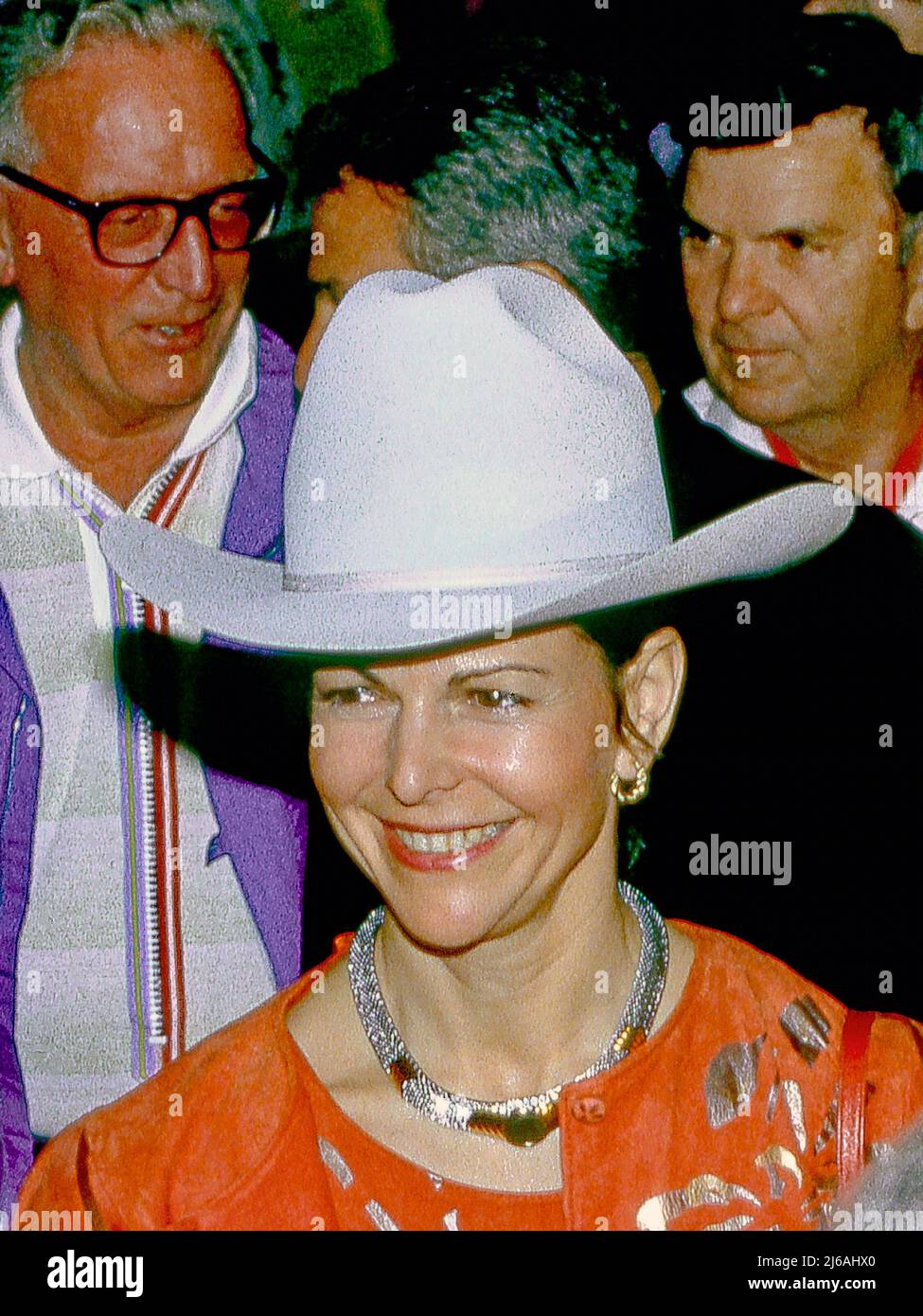DALLAS, TEXAS - -22 AVRIL 1988 la reine Silvia de Suède porte un chapeau de cow-boy lors de sa visite au Texas. Crédit : Mark Reinstein/MediaPunch Banque D'Images