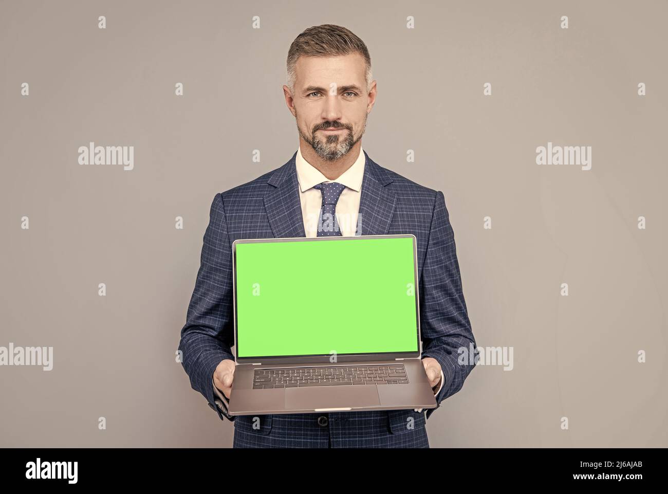 webinaire publicitaire sur pc. homme d'affaires présentant le produit. succès. présentation sur ordinateur. Banque D'Images