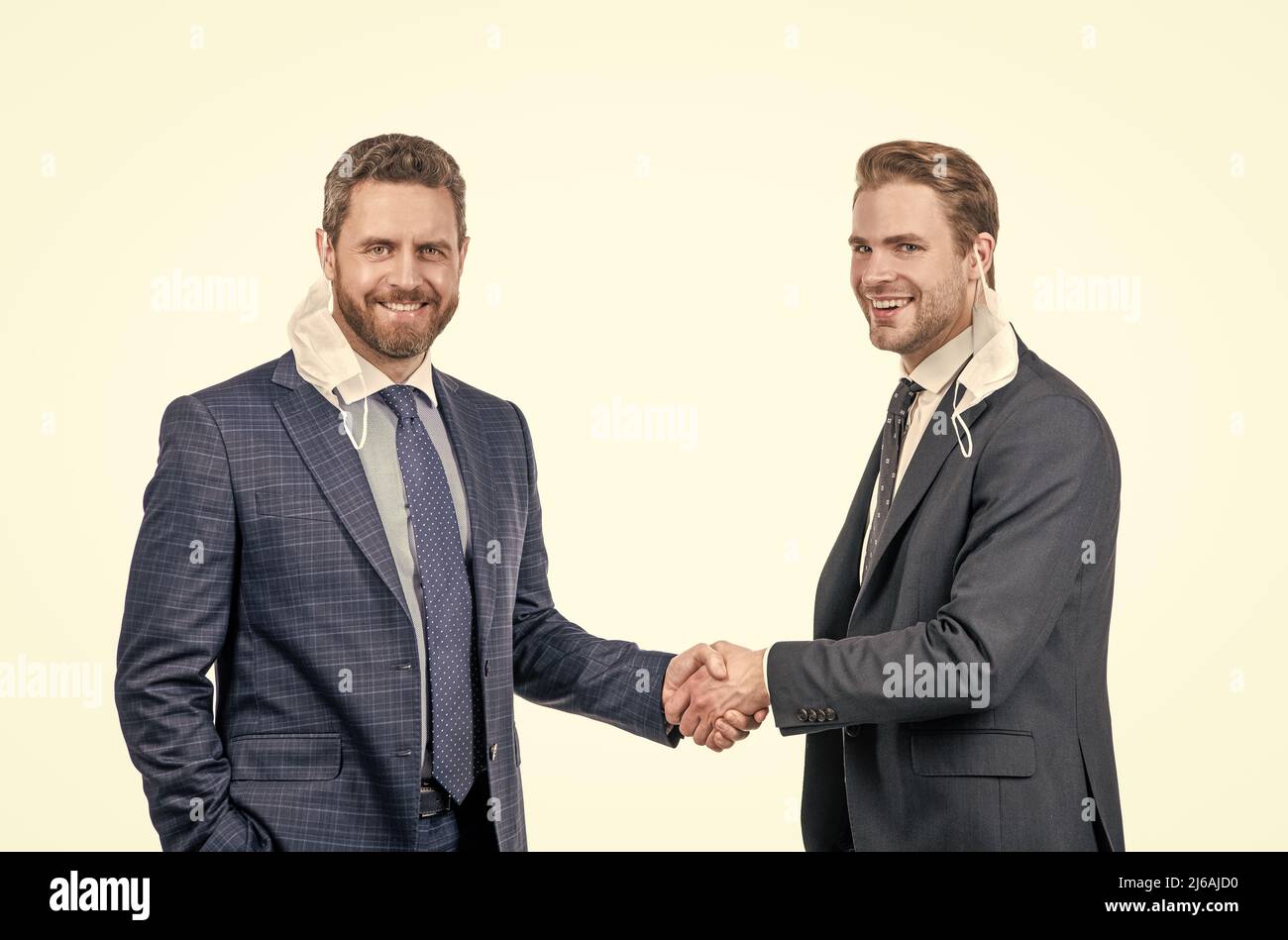 négociations réussies bienvenue. deux hommes sous le masque se secouent la main. hommes d'affaires en réunion Banque D'Images