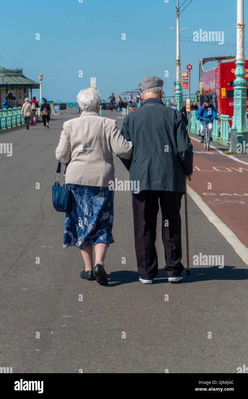 Retraités, couple, promenades, Brighton front de mer, Sunshine, Blue Sky, Brighton, sussex, angleterre Banque D'Images