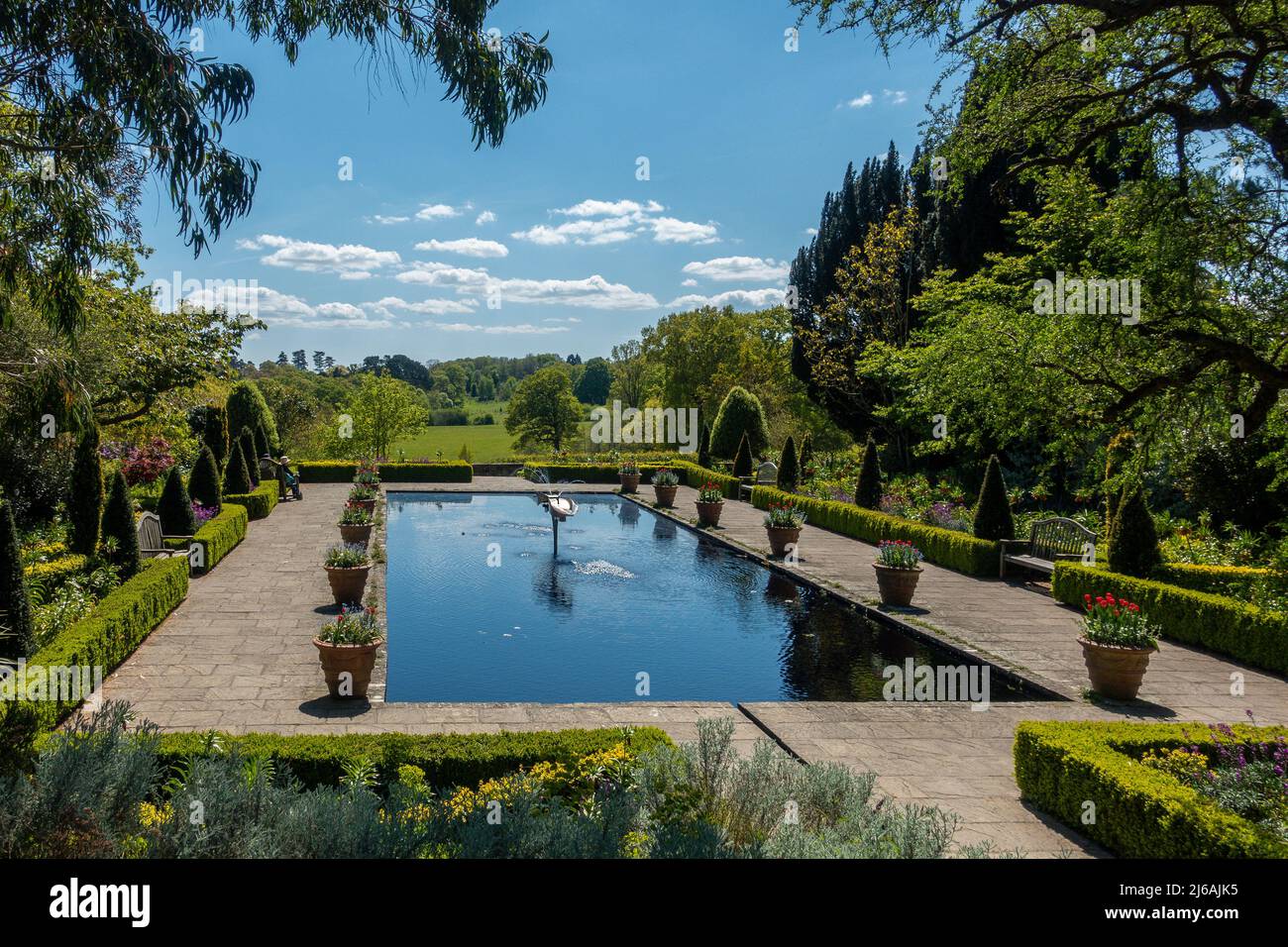 Le jardin italien, étang, fontaine, Borde Hill Gardens, près de Haywards Heath, Sussex, Angleterre Banque D'Images