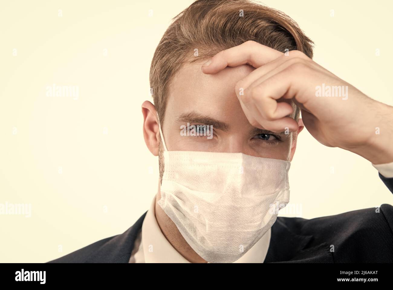 covid19 prévention. patron dans un masque médical pendant la quarantaine du coronavirus. éviter la propagation pandémique. Banque D'Images