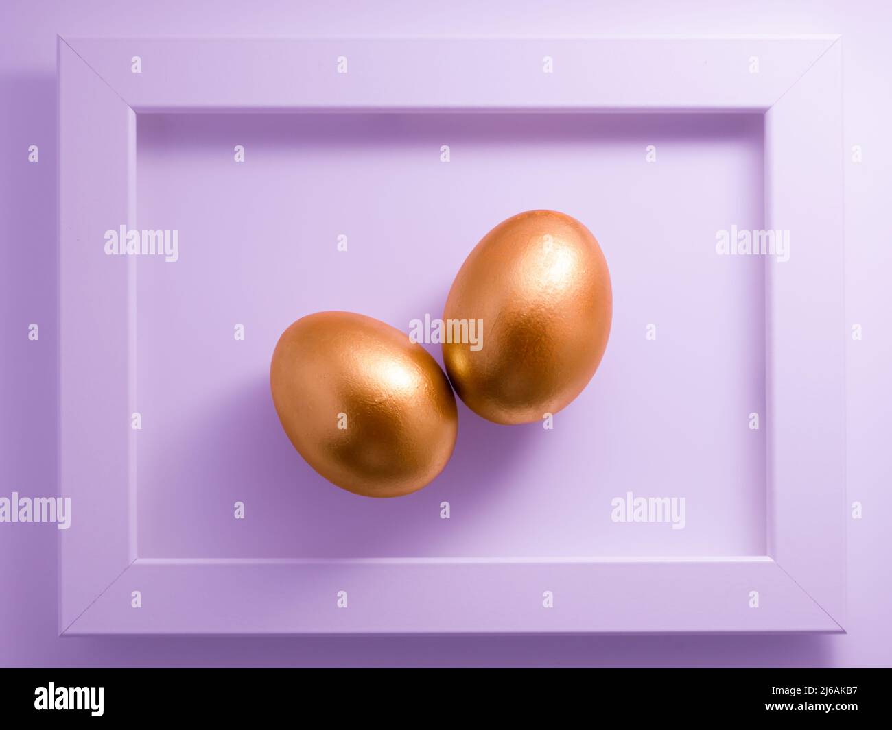 Œuf doré sur rose. Deux paires d'œufs. Concept de nourriture minimale Banque D'Images
