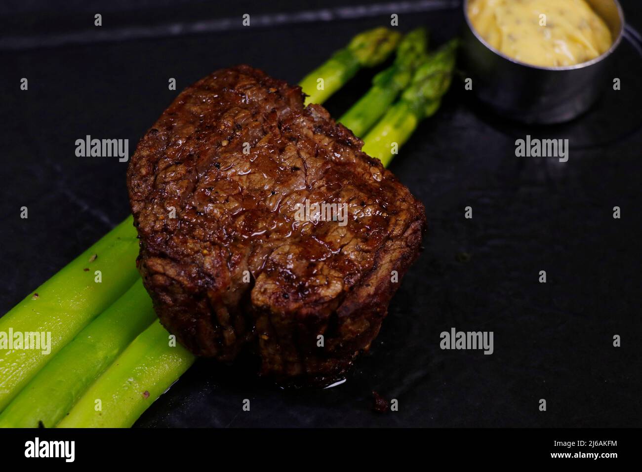 filet de bœuf angus grillé avec asperges et sauce hollandaise dans une assiette Banque D'Images