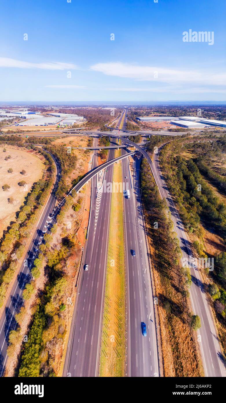 Autoroute à grande vitesse M4 et M7 à l'intersection Light Horse à Sydney West - panorama aérien vertical. Banque D'Images