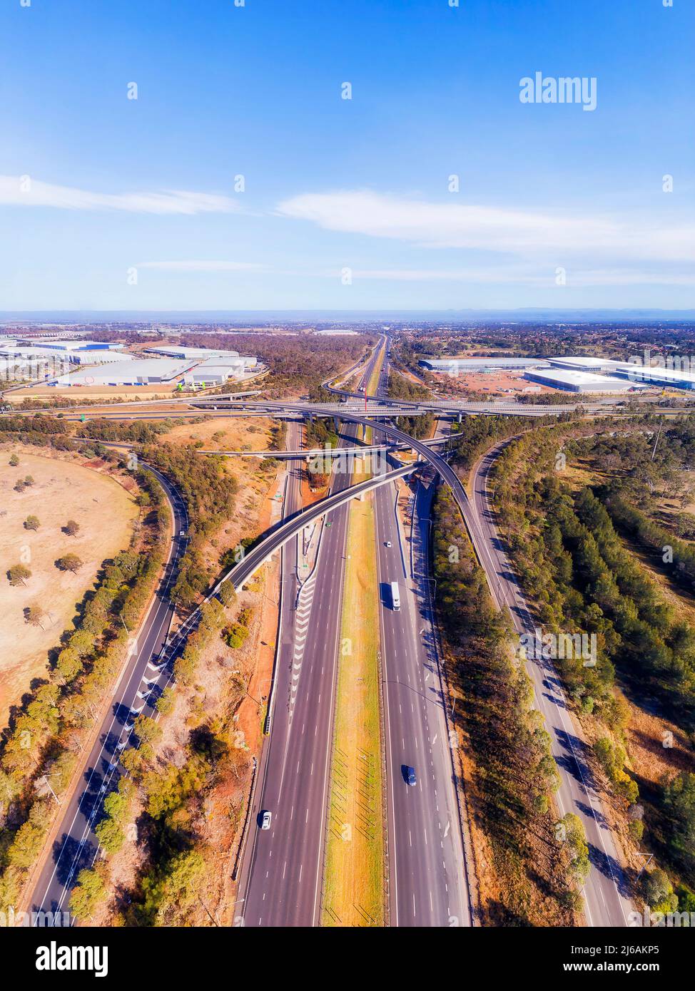 Au-dessus des autoroutes M4 et M7 à l'intersection Light Horse à Sydney West - panorama aérien vertical. Banque D'Images