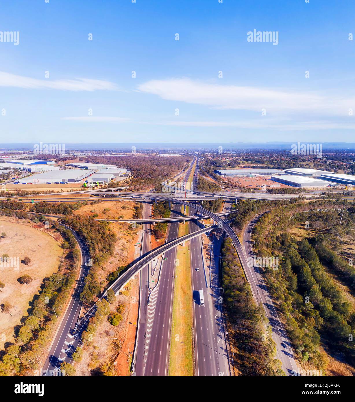 M4 et M7 à l'intersection Light Horse à Sydney West - vue aérienne vers Blue Mountains. Banque D'Images
