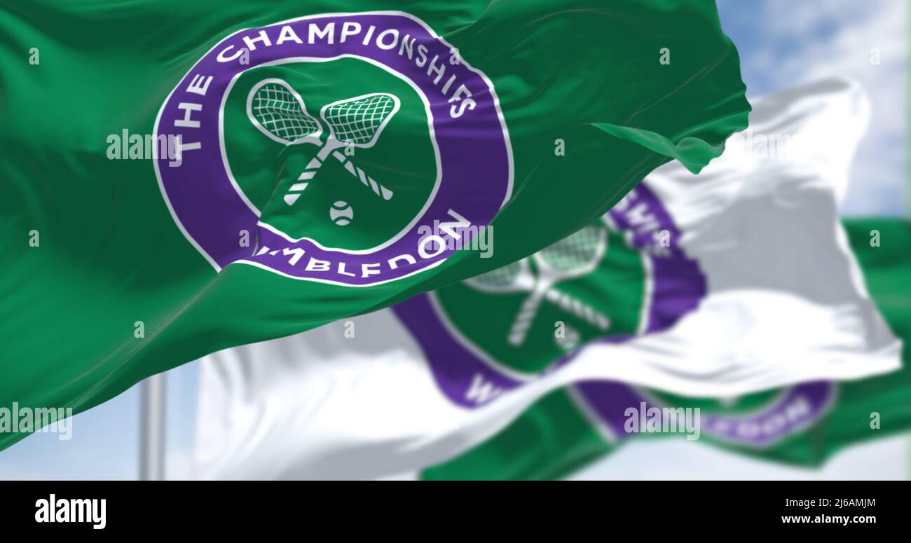 Londres, Royaume-Uni, 2022 avril : trois drapeaux avec le logo de Wimbledon des Championnats, qui agite dans le vent. Le tournoi de Wimbledon est un tournoi de tennis majeur Banque D'Images