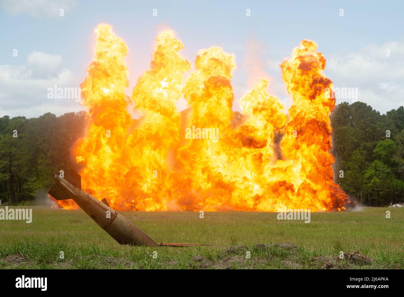 Un mur de feu est créé par des techniciens d'élimination d'munitions explosives (EOD) pour une exposition pyrotechnique à la Station aérienne du corps des Marines (MCAS) Beaufort, Caroline du Sud, le 21 avril 2022. Le mur de feu est habituellement utilisé comme finale pour la démonstration de la Force opérationnelle au sol de l'air marin (GTFA) pendant le salon de l'air de Beaufort du MCAS. (É.-U. Photo du corps marin par lance Cpl. Nathan Saucier) Banque D'Images