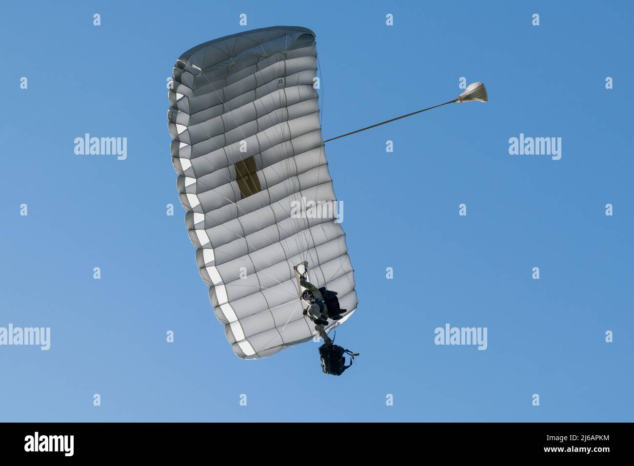 Un parachutiste belge effectue un saut en chute libre en tant que maîtres-masseurs affectés au centre de formation ce Para pour mener des sauts d'entraînement en soutien pour les parachutistes des opérations spéciales belges, sur la base aérienne de Chièvres, Belgique, le 20 avril 2022. (É.-U. Photo de l'armée par Pierre-Etienne Courtejoie)(visage numériquement masqué pour plus de confidentialité) Banque D'Images