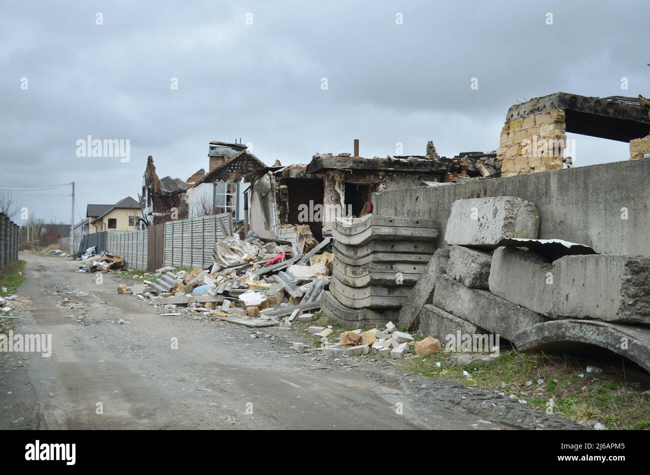 Village de Dmytrivka, région de Kyev, Ukraine - 13 avril 2022 : destruction de maisons privées pendant des hostilités actives en Ukraine. Guerre de la Russie contre l'Ukraine Banque D'Images