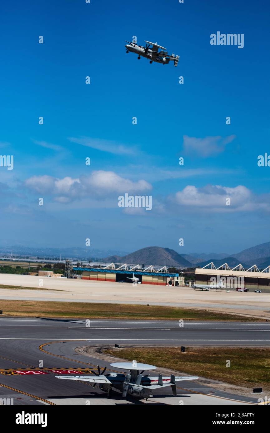 220428-N-KD414-0126 les aéronefs effectuent des opérations de vol de routine à bord du point Mugu 30 mars 2022. Le NBCV comprend trois installations distinctes : point Mugu, Port Hueneme et l'île San Nicolas. C’est le plus grand employeur du comté de Ventura et protège activement les plus grandes zones humides côtières de Californie grâce à ses programmes environnementaux primés. Banque D'Images