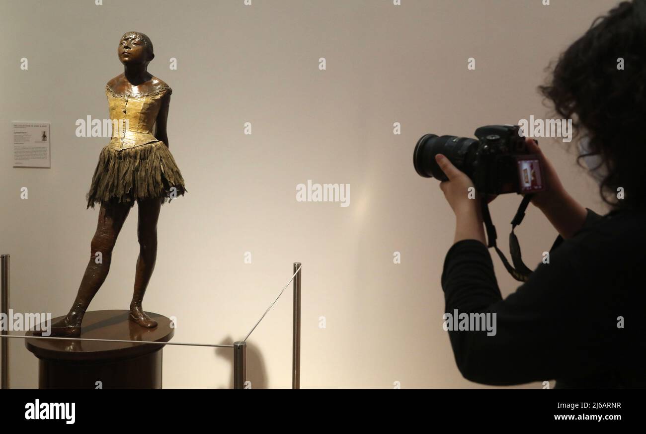 29 avril 2022, New York, New York, États-Unis : une vue d'Edgar Degas â€˜petite danseuse de quatorze ansâ€™ de la Collection d'Anne H. Bass, vue Ã l'aperçu de presse de Christieâ€ s Auction House prochaine vente du 20th/21st siècle tenue Ã Christieâ€ s Rockefeller Plaza. La sculpture devrait rapporter $20 à 30 millions de dollars. (Credit image: © Nancy Kaszerman/ZUMA Press Wire) Banque D'Images