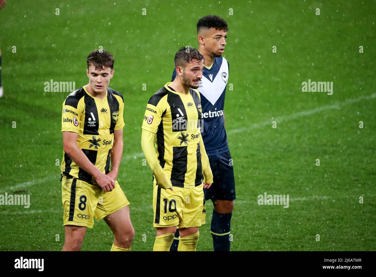 Melbourne, Australie, 29 avril 2022. Benjamin Old de Wellington Phoenix (L) et Reno Piscopo de Wellington Phoenix (R) lors du match De football A-League entre Melbourne Victory et Wellington Phoenix à l'AAMI Park le 29 avril 2022 à Melbourne, en Australie. Crédit : Dave Helison/Speed Media/Alamy Live News Banque D'Images