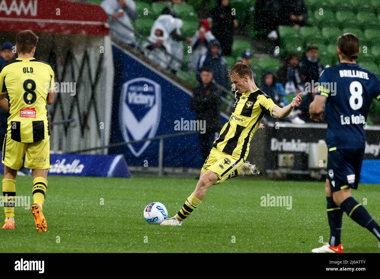 Melbourne, Australie, 29 avril 2022. Nicholas Pennington de Wellington Phoenix lance le ballon lors du match De football A-League entre Melbourne Victory et Wellington Phoenix à l'AAMI Park le 29 avril 2022 à Melbourne, en Australie. Crédit : Dave Helison/Speed Media/Alamy Live News Banque D'Images